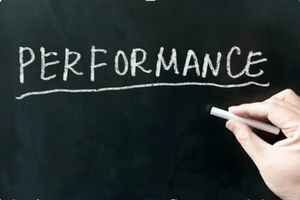 Image d'une personne qui a écrit à la craie blanche sur un tableau "performance" qui est l'un des objectifs de la préparation mentale à lille